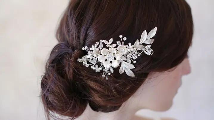 23 Exquisite Hair Adornments for the Bride Mobile Image