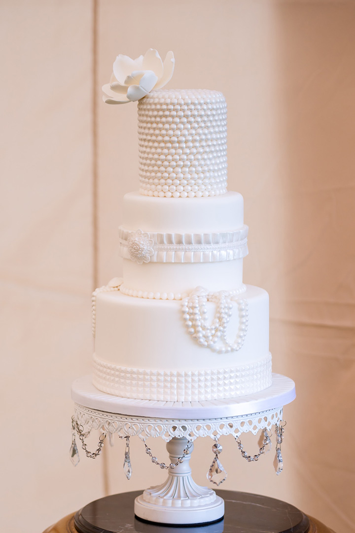 white wedding cake ~ we ❤ this! moncheribridals.com